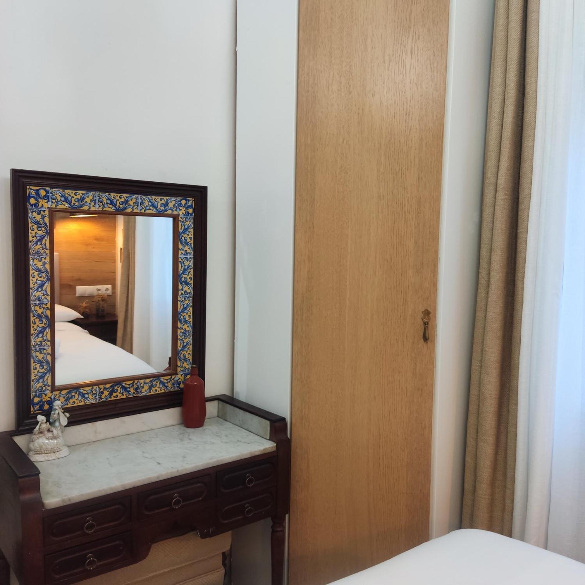 Studio Or Rooms With Private Bathroom Or Rooms With Shared Bathroom Barcellona Esterno foto