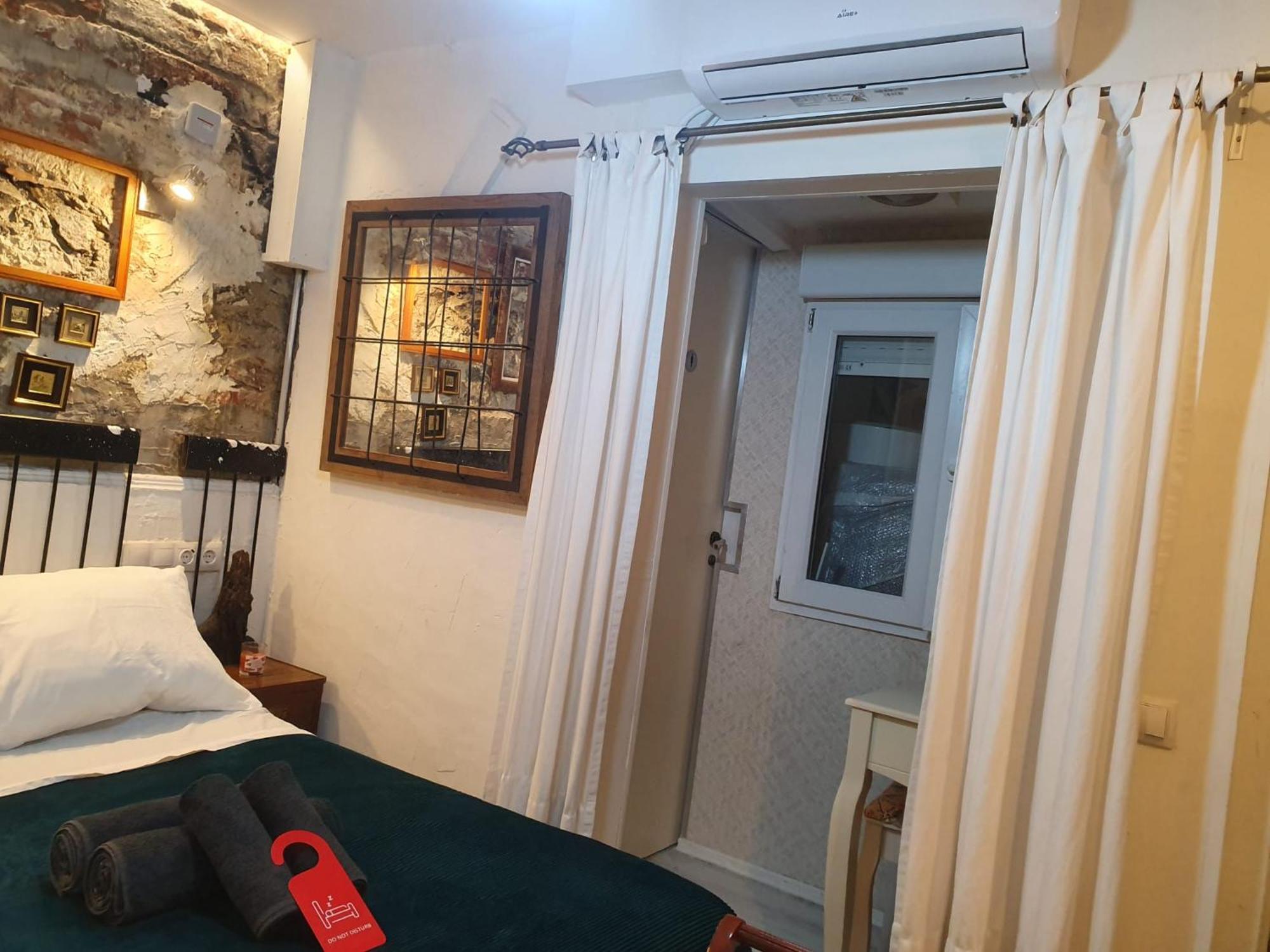 Studio Or Rooms With Private Bathroom Or Rooms With Shared Bathroom Barcellona Esterno foto