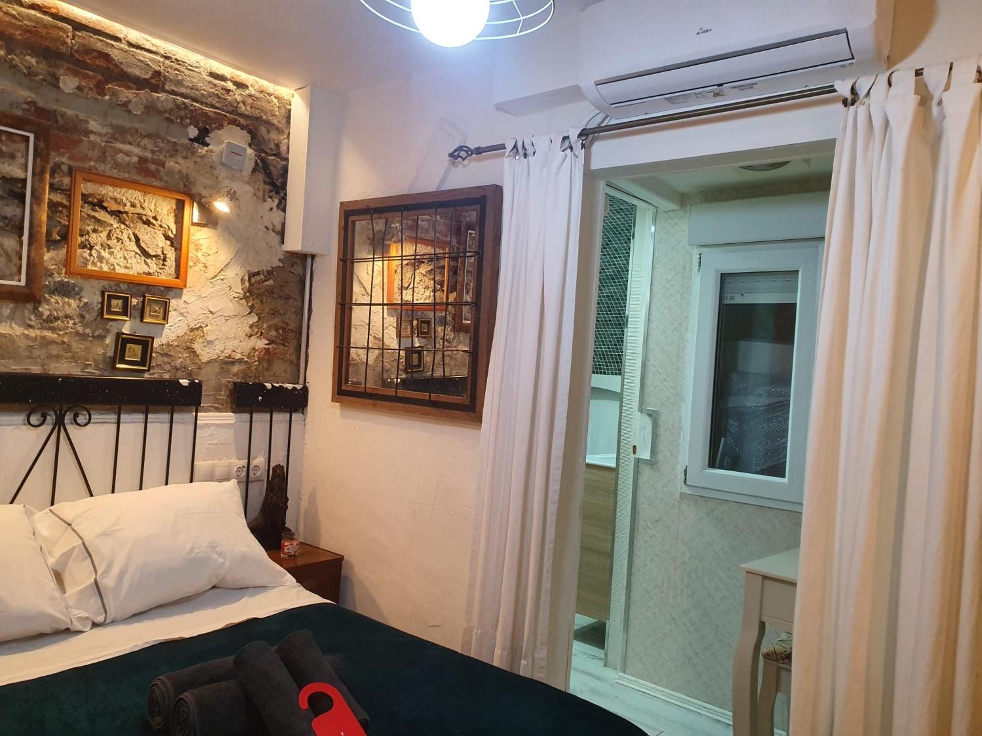 Studio Or Rooms With Private Bathroom Or Rooms With Shared Bathroom Barcellona Esterno foto