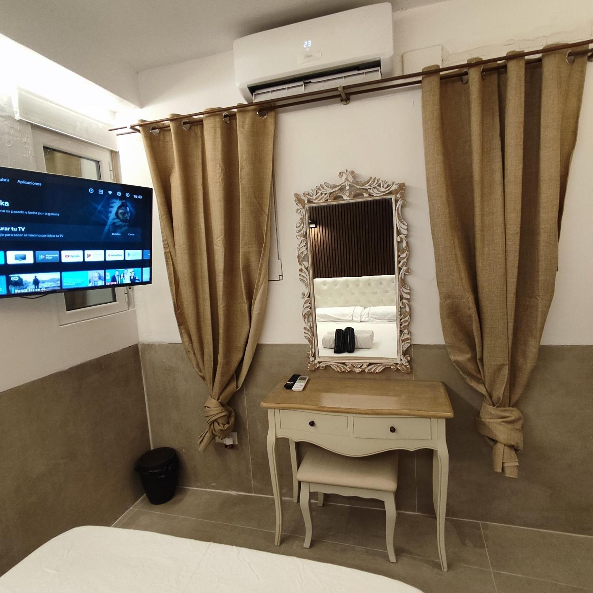 Studio Or Rooms With Private Bathroom Or Rooms With Shared Bathroom Barcellona Esterno foto